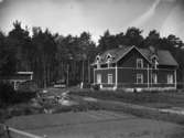 Enköping, Herrgården 27, sett från öster, 1918. Familjen som bodde där då hette Lyberg.