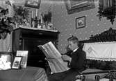 Fotograf Gustav Andersson i sitt hem i 