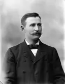 Sannolikt Alexius Andersson, innehavare av Enköpings Mössfabrik på Kyrkogatan, Enköping.