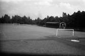 En fotbollsplan och läktare med tak, troligen Stadsparksvallen i Jönköping.