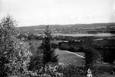 Vy över Jönköping och sjöarna Munksjön, Rocksjön och Vättern med sandbankarna vid Rosenlund. I bakgrunden höjderna vid Huskvarna.