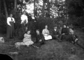 Grupp i skogsbacke, troligen 20 september 1907. De två personerna längst till höger förekommer även på bild EMFWA00258 (Rönna, Härnevi).