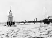 Hamnen i Jönköping vintertid med båten Swedudden. Fyrtornet slopades i samband med östra hamnens ombyggnad år 1914-1915.