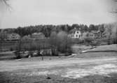 Fannabäcken och Fannagatan 10 t.o.m. 4, Enköping, vy från söder, troligen 27 januari 1909