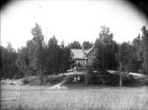 Handlare Johan Robert Bardh (1863-1914) med familj vid sommarvilla, Kotte, Trogsta, Enköpings-Näs socken, Uppland, omkring 1905