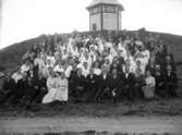Gruppfoto vid dåvarande vattentornet, Kyrkåsen, Enköping, troligen 5 augusti 1917. Möjligen Enköpings Blåbandsförening.