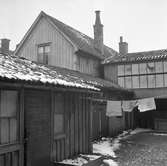 Gårdsbild vid Eklöfs skoaffär i Jönköping, år 1957.