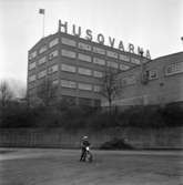 Utanför Husqvarna AB i Huskvarna.1960-tal.