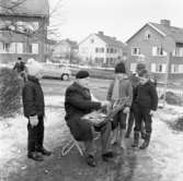 En man målar. Barn tittar på. Huskvarna. 1960-tal.