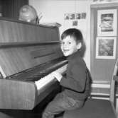 Pianoelev på förskolan i Hakarp den 30 april 1971.