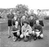 Husqvarnas hantverkslag spelar korpfotboll i Huskvarna den 7 juli 1955.