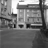 Neonskyltar för Apoteket Kronan, Hotell, HandskCentrum, Skånska Banken och  Nya Trikåaffären lyser upp korsningen Kyrkogatan - Västra Storgatan i Jönköping den 9 april 1958.