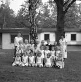 Majstångens barnträdgård i Huskvarna med fröken Linder den 12 juni 1965.