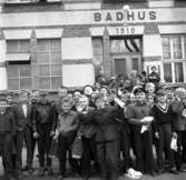 Jakobssons skolklass utanför Huskvarna badhus, byggt år 1910.