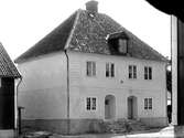 Sysslomannabostaden vid  hospitalsgården i Jönköping, Västra Storgatan 37. Huset byggdes år 1774-77 men har en välvd källare från 1600-talets början. Det var bostad för hospitalets föreståndare.