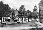 I förgrunden en del av Hovrättstorget i Jönköping. En spårvagn kör förbi på Östra Storgatan och i bakgrunden syns tornet på Kristinekyrkan.