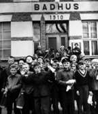 Besökare utanför Huskvarna badhus på Vättergatan. Byggnaden uppfördes
år 1910.