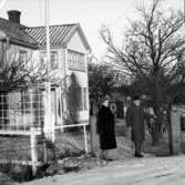 Porträtt av målarmästare Esping med fru utanför bostaden i Lekeryd den 12 januari 1965.