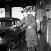 Anställd på BP Bensinstation i Huskvarna den 27 september 1956.