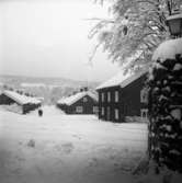 Vintermotiv taget från Slottsvillans port mot Smedbyn i Huskvarna år 1949.