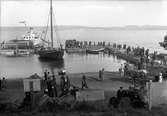 Ångaren Wisingsborg, som 1921 - 1926 konkurrerade med bl a Motala Express i trafiken Jönköping - Visingsö - Gränna, anlöper Visingsö hamn.