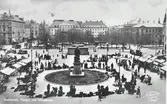 Stora Torget med Gustav Adolf-statyn samt torgstånd.