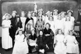 Flickor spelar skolteater. Med på bilden finns Berit Gustafsson (givaren), född Larsson 1936.
Kvarnbyskolan kallades vid den här tiden för Centralskolan.