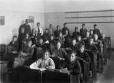 Pojkar sittande i bänkar med räkneböcker framför sig på Kvarnbyskolan i Mölndal år 1952.