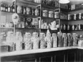 Interiörfotografi från Magnussons kaffehandel vid Götaforsliden i Mölndals kvarnby. 1920–30-tal.