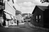 Kvarnbygatan i Mölndal utanför Papyrus port år 1954.