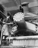 Stock matas in i slipmaskin på Papyrus i Mölndal.