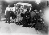 Bussresa för Papyrus pensionärer år 1947. På bilden står fyra kvinnor och fyra män framför bussen.