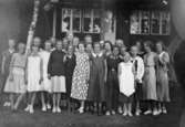 Flickor i sjätte klass på skolresa år 1933.