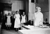 Vårdarinnor i köket på avdelningen Försöket på Stretereds skolhem, 1926.

Försöksavdelningen eller 