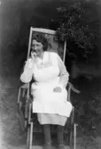 Vårdarinnan Anna Hasselberg (gift Larsson) sitter i en solstol utanför Stretereds skolhem, 1925.