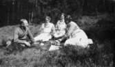 Sjögren, Amia, föreståndaren Anna Lindström och Alice Karlsson som arbetade i Arbetshemmet på Stretereds skolhem, 1936.