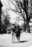 Två flickor på planen öster om Stora Skolan vid Stretereds skolhem, 1960-talet.