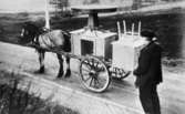 Vagn lastad med möbler som dras av en häst 