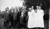 Konfirmander från Stretereds skolhem. I mitten av bilden står lärarinnan Hildur Sandal. 1940-tal.
