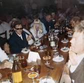 Restaurangbesök med elever, från Skolhemmet Stretered, som är på semester. 1970-tal.