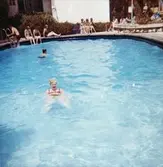 Elever, från Skolhemmet Stretered, badar och simmar i en pool. 1970-tal.