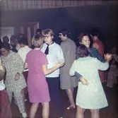 Elever, vid Skolhemmet Stretered, som dansar pardans. 1970-tal.