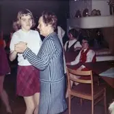Elever, vid Skolhemmet Stretered, som dansar pardans på 1970-talet.