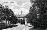 Stadsbacken med kyrkan i fonden. Vykort.