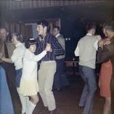 Elever vid Streteredhemmet som dansar pardans på 1970-talet.