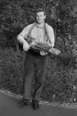 Porträtt av Sven-Åke Svensson, i Mölndals kvarnby 1990. S-Å Svensson spelar nyckelharpa i Hällesåkers spelmanslag samt i Spelmanslaget Lommebôs.