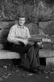 Porträtt av Sven-Åke Svensson, i Mölndals kvarnby 1990. S-Å Svensson spelar nyckelharpa i Hällesåkers spelmanslag samt i Spelmanslaget Lommebôs.