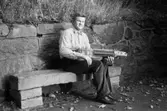 Porträtt av Sven-Åke Svensson, i Mölndals kvarnby 1990. S-Å Svensson spelar nyckelharpa i Hällesåkers spelmanslag samt i Spelmanslaget Lommebôs.