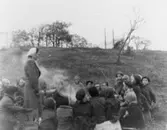 Bosgårdens barnträdgård 1938-1945. Utflykt med korvgrillning.