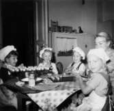 Bosgårdens barnträdgård 1938-1945. Fem barn som håller på att baka.